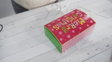 Hediyeler için ev yapımı zencefilli ekmek ve şeker Noel kurabiyeleri paketliyorum..