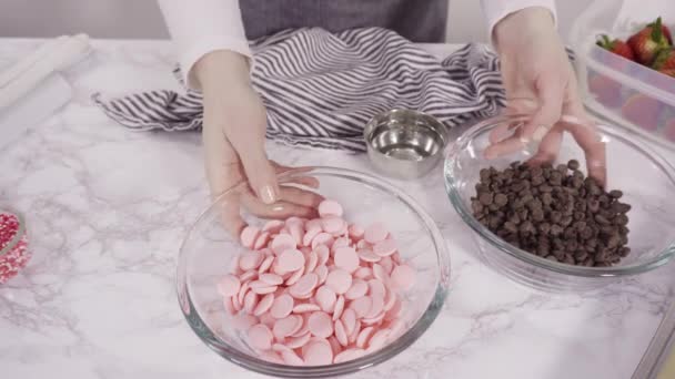 초콜릿 딸기를 만들기 — Stockvideo