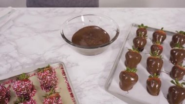 çikolata batırılmış çilek yapmak.
