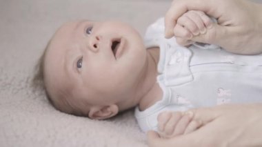 Yeni doğmuş bir bebeğin yaşam tarzı portresi, üç haftalık bir kız bebek..