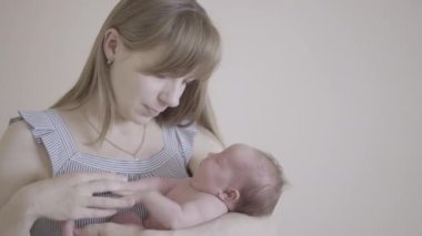 Genç bir anne ve üç haftalık kızının hayat tarzı portresi..