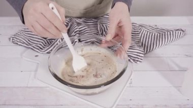 Düz yatıyordu. Çikolata ahududu kekleri için ev yapımı çikolatalı ganache hazırlıyorum..