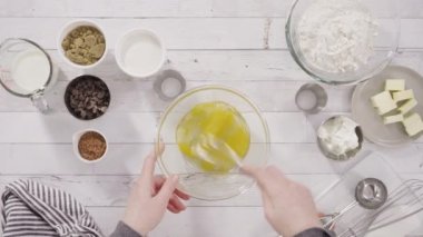 Çikolata kabaklı kek pişirmek için bardaktaki ölçülü malzemeler..