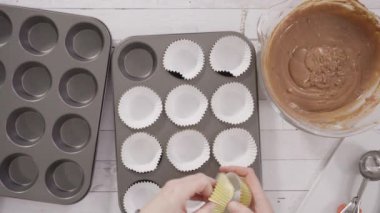 Kekleri çikolatalı ganache ile dolduruyorum..
