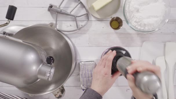 Προετοιμασία Κρέμα Γάλακτος Βατόμουρο Βουτυρόκρεμα Στο Μίξερ Κουζίνας Για Ψήνουν — Αρχείο Βίντεο