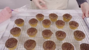 Kekleri çikolatalı ganache ile dolduruyorum..