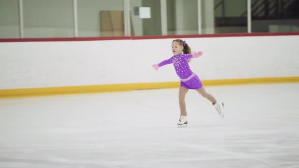 스케이트장에서 스케이팅 연습하고 — 비디오