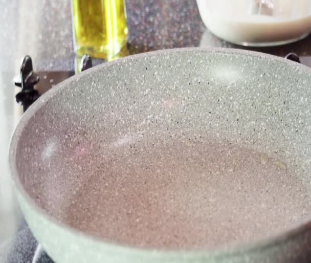 電気ストーブの上で鍋を調理中のフライパンのケフィアベースのパンケーキ — ストック動画