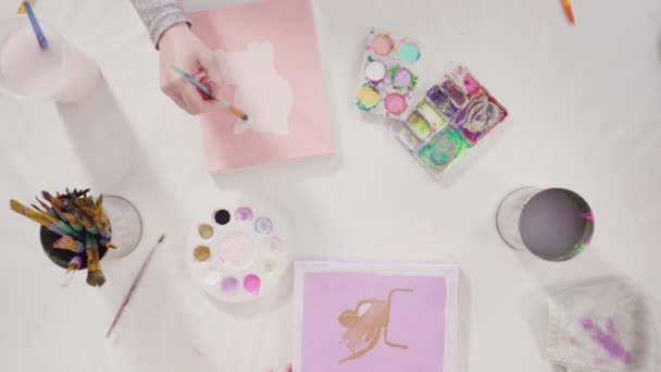 Niña Trabajando Proyecto Arte Con Pintura Acrílica Colegio — Vídeo de stock
