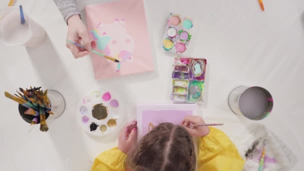 Menina Trabalhando Projeto Arte Com Tinta Acrílica Escola Casa — Vídeo de Stock