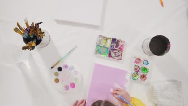 Niña Trabajando Proyecto Arte Con Pintura Acrílica Colegio — Vídeo de stock