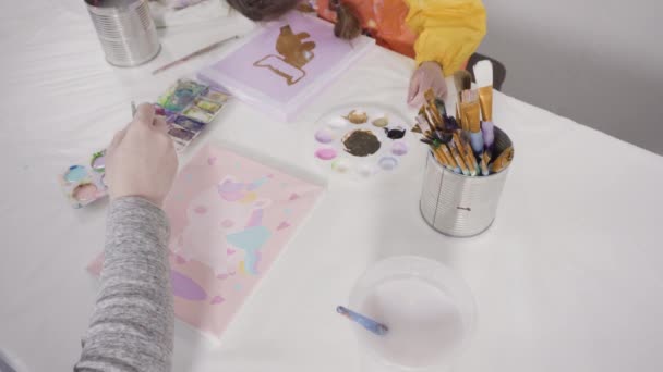 Маленька Дівчинка Працює Над Арт Проектом Акриловою Фарбою Вдома — стокове відео