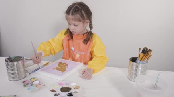 Kleines Mädchen Arbeitet Kunstprojekt Mit Acrylfarbe Der Schule — Stockvideo