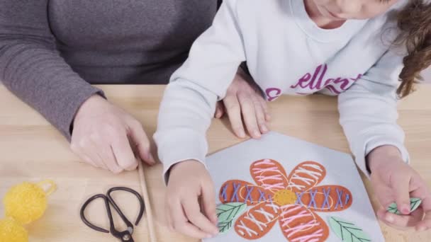 Kleines Mädchen Arbeitet Kunstprojekt Mit Acrylfarbe Der Schule — Stockvideo