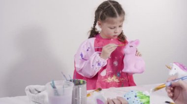 Küçük kız COVID-19 salgınında evde uzaktan öğrenim için sanat projesi üzerinde çalışıyor..