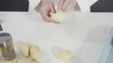 Ev yapımı çörekler pişirmek için ekmek hamuru bölüştürüyorum..