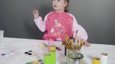 Çocuk kâğıtları. Boş tuvalet kağıdı rulolarından ve inşaat kağıdından kağıt hataları yapmak.