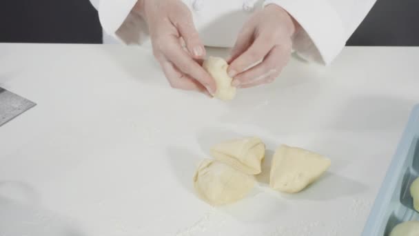 Dělení Chleba Těsto Pečení Domácí Brioše Housky — Stock video