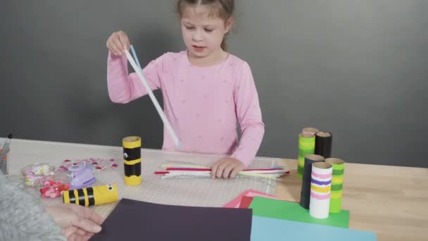 孩子们纸筏 用空厕纸辊及建筑用纸制造纸屑 — 图库视频影像