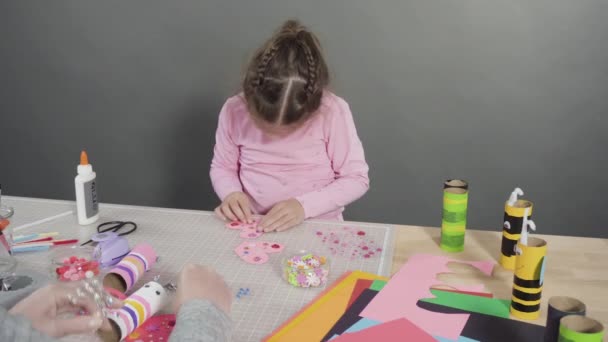 Papelaria Infantil Fazendo Insetos Papel Partir Dos Rolos Papel Higiênico — Vídeo de Stock