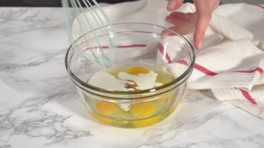 Pastırma ve peynirli kek yapıyorum..