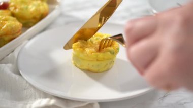 Pastırma ve peynirli kek yapıyorum..