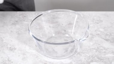 Krem peynirli kırmızı kadife kek yapmak taze çilekle süslenmiş 