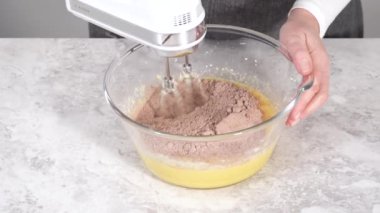 Krem peynirli kırmızı kadife kek yapmak taze çilekle süslenmiş 