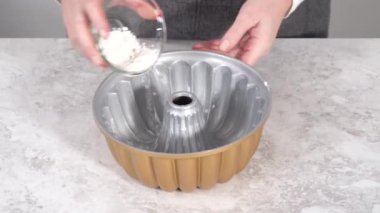 Krem peynirli kırmızı kadife kek yapmak taze çilekle süslenmiş 