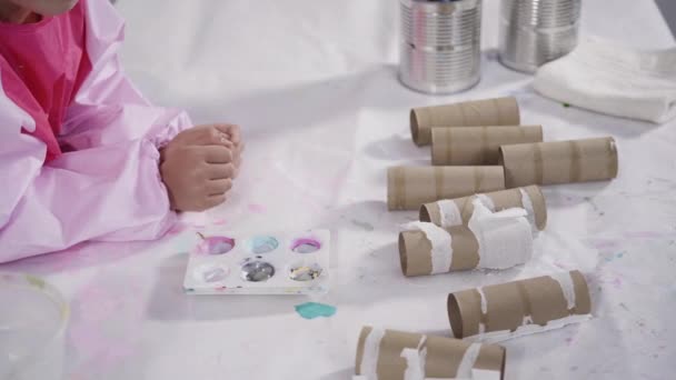 Детская Бумажная Работа Изготовление Бумажных Жуков Пустых Рулонов Туалетной Бумаги — стоковое видео