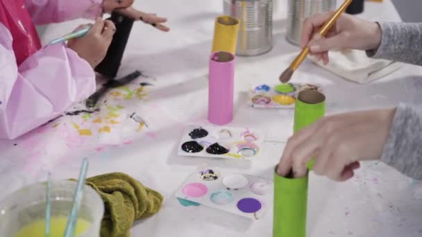 아이들은 종이로 뗏목입니다 화장지를 사용하여 뭉치와 용지를 만들고 — 비디오