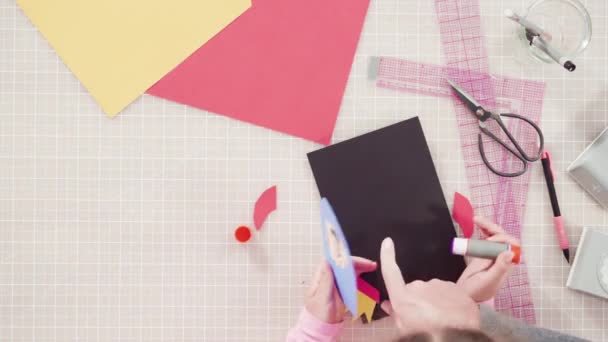 Пласка Лежала Маленька Дівчинка Робить Листівку День Батька Будівельного Паперу — стокове відео