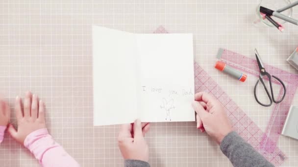Επίπεδη Κοριτσάκι Που Φτιάχνει Χειροποίητη Κάρτα Ημέρα Του Πατέρα Από — Αρχείο Βίντεο