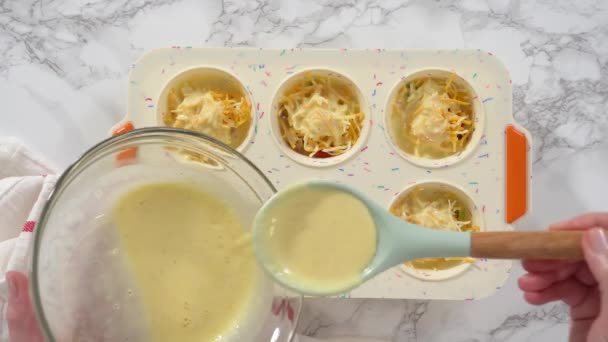 Fare Pancetta Formaggio Uovo Muffin — Video Stock