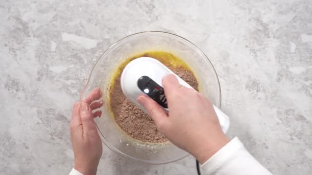 Hacer Pastel Terciopelo Rojo Con Glaseado Queso Crema Adornado Con — Vídeo de stock