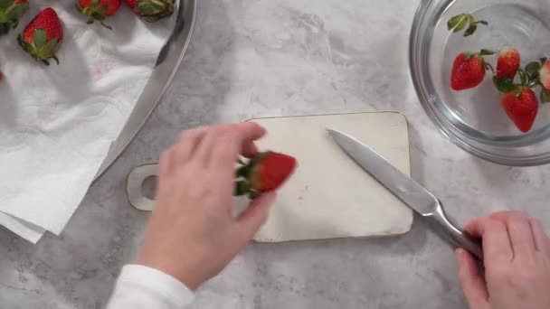 Rood Fluwelen Bundeltaart Maken Met Roomkaas Met Glazuur Gegarneerd Met — Stockvideo