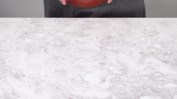 用新鲜草莓装饰的奶油奶酪糖霜制作红绒面包蛋糕 — 图库视频影像