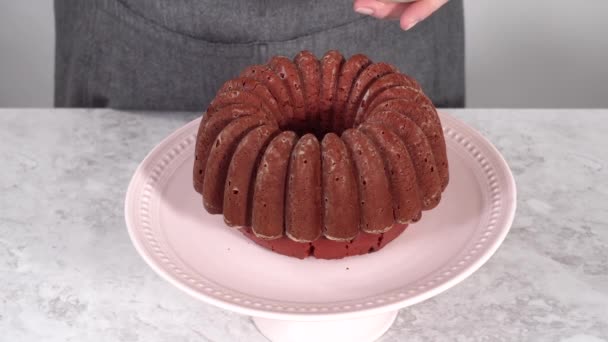 Frisch Gebackener Schokoladenkuchen Auf Einem Weißen Kuchenstand — Stockvideo