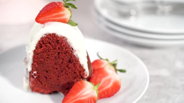 Red Velvet Bundt Cake Cream Cheese Frosting Garnished Fresh Strawberries — Stock Video