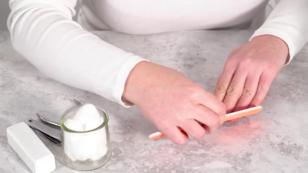 Mujer Terminando Manicura Casa Con Simples Herramientas Manicura — Vídeos de Stock