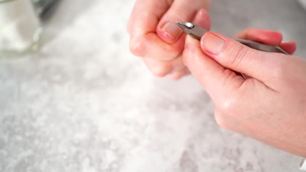 Mulher Terminando Sua Manicure Casa Com Ferramentas Simples Manicure — Vídeo de Stock
