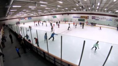 Denver, Colorado, ABD-Şubat 01, 2020 - Kapalı bir buz pateni pistinde halka açık oturum.