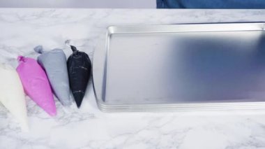 Boru torbalarında pembe, siyah ve beyaz kraliyet kreması..