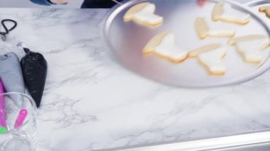 Düz yatıyordu. Artistik patinaj şeklinde şeker kurabiyeleri süslüyorlar..