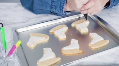 Düz yatıyordu. Artistik patinaj şeklinde şeker kurabiyeleri süslüyorlar..