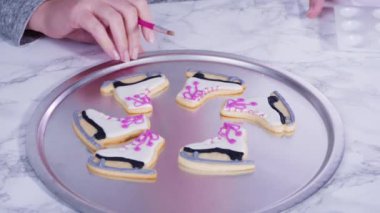 Düz yatıyordu. Artistik patinaj şeklinde şeker kurabiyeleri süslüyorlar..