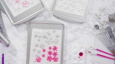 Küçük çikolatalı kar tanelerinin üzerinde parıldayan yiyecekler..