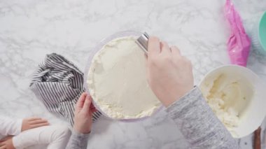 Yuvarlak funfetti pastasını pembe ve beyaz fondant kar taneleriyle süslüyorum..