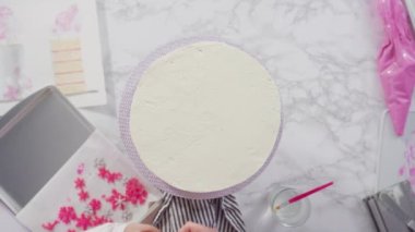 Yuvarlak funfetti pastasını pembe ve beyaz fondant kar taneleriyle süslüyorum..