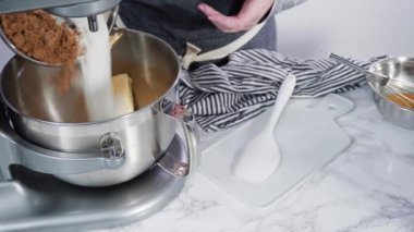 Çikolata parçacıklı kurabiye yapmak için karıştırma kabında malzemeleri karıştırıyorum..